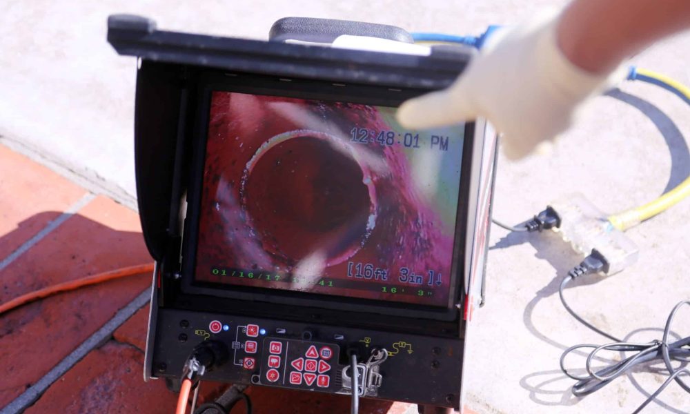 Klempner Kanalisation Inspektion Kamera. eine Kamera prüft das innere eines Abwasserkanals, um sicherzustellen, dass seine frei von Verstopfung und oder Schäden. Klempner Schlange. Schlange Kamera.