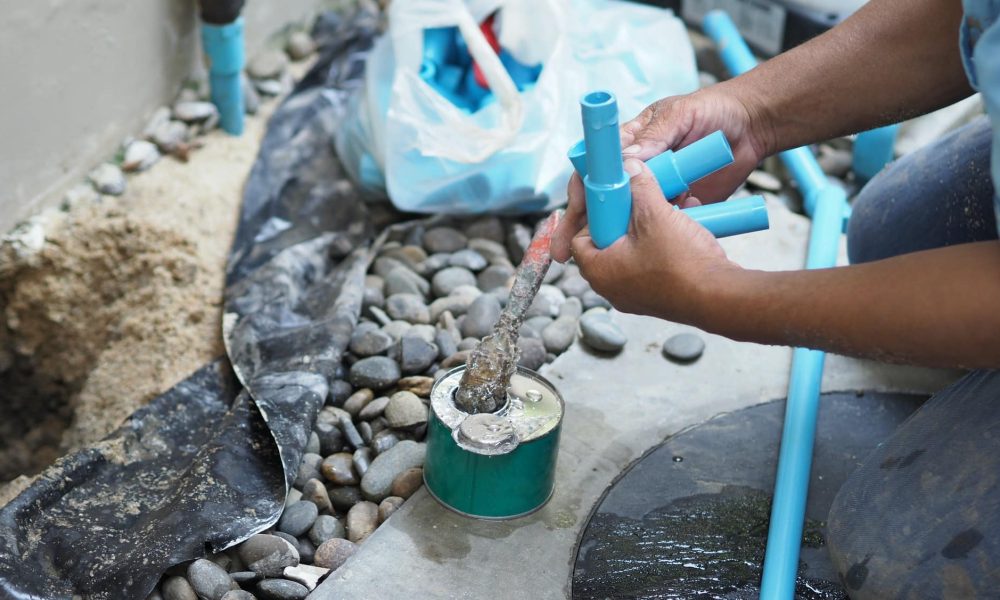 Gebrochene Wasserleitung blaue Farbe unterirdisch im Haus