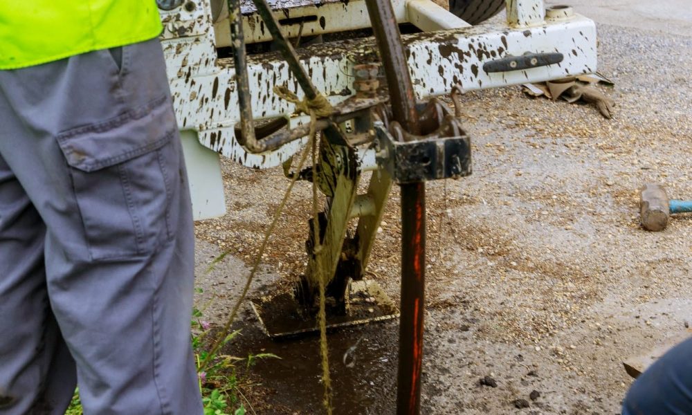 Abwasserreinigung Arbeiter Ausrüstung mit Kanalisation
